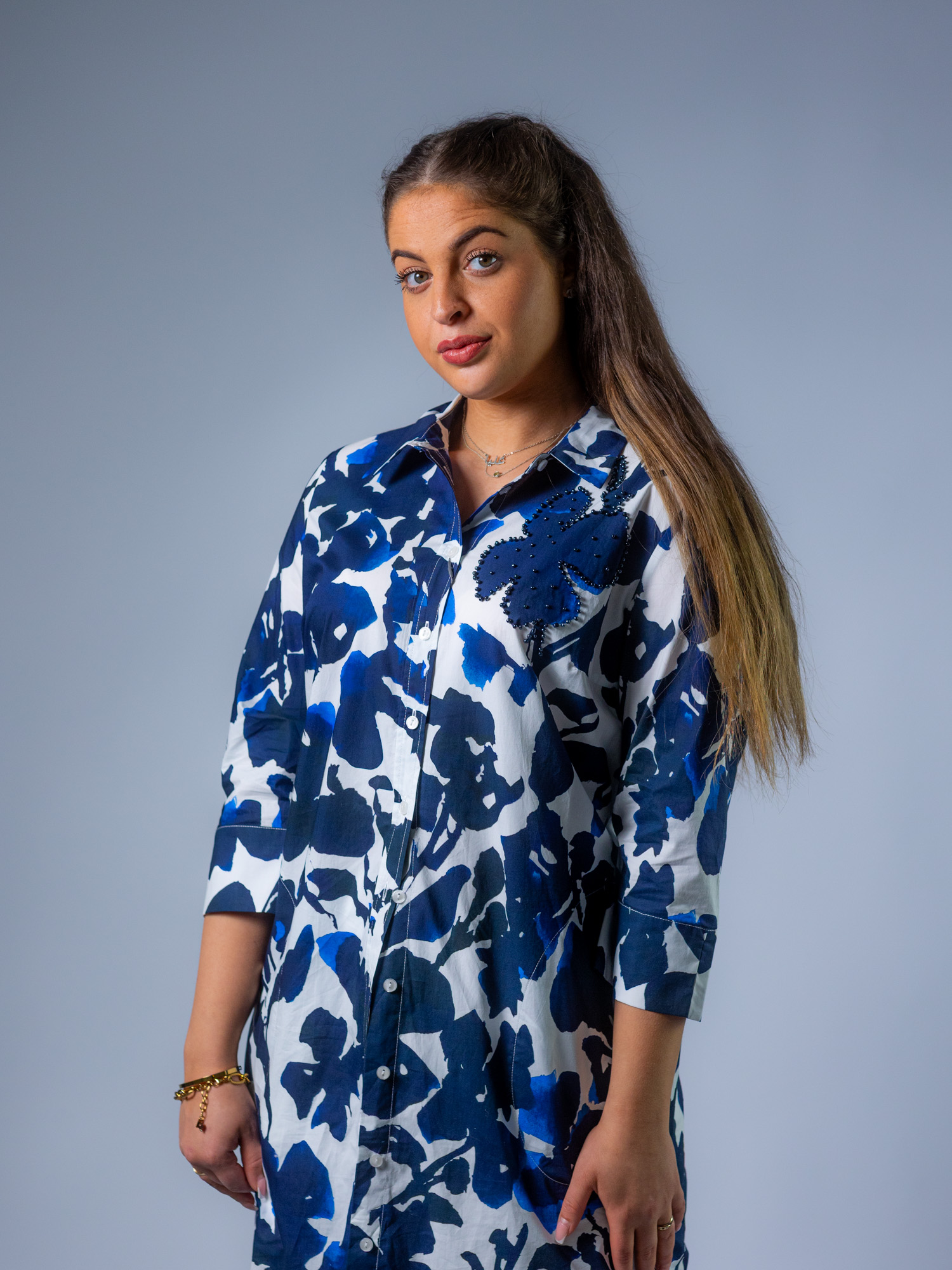 Hemdblusenkleid mit Perlenstickerei – Bild 5