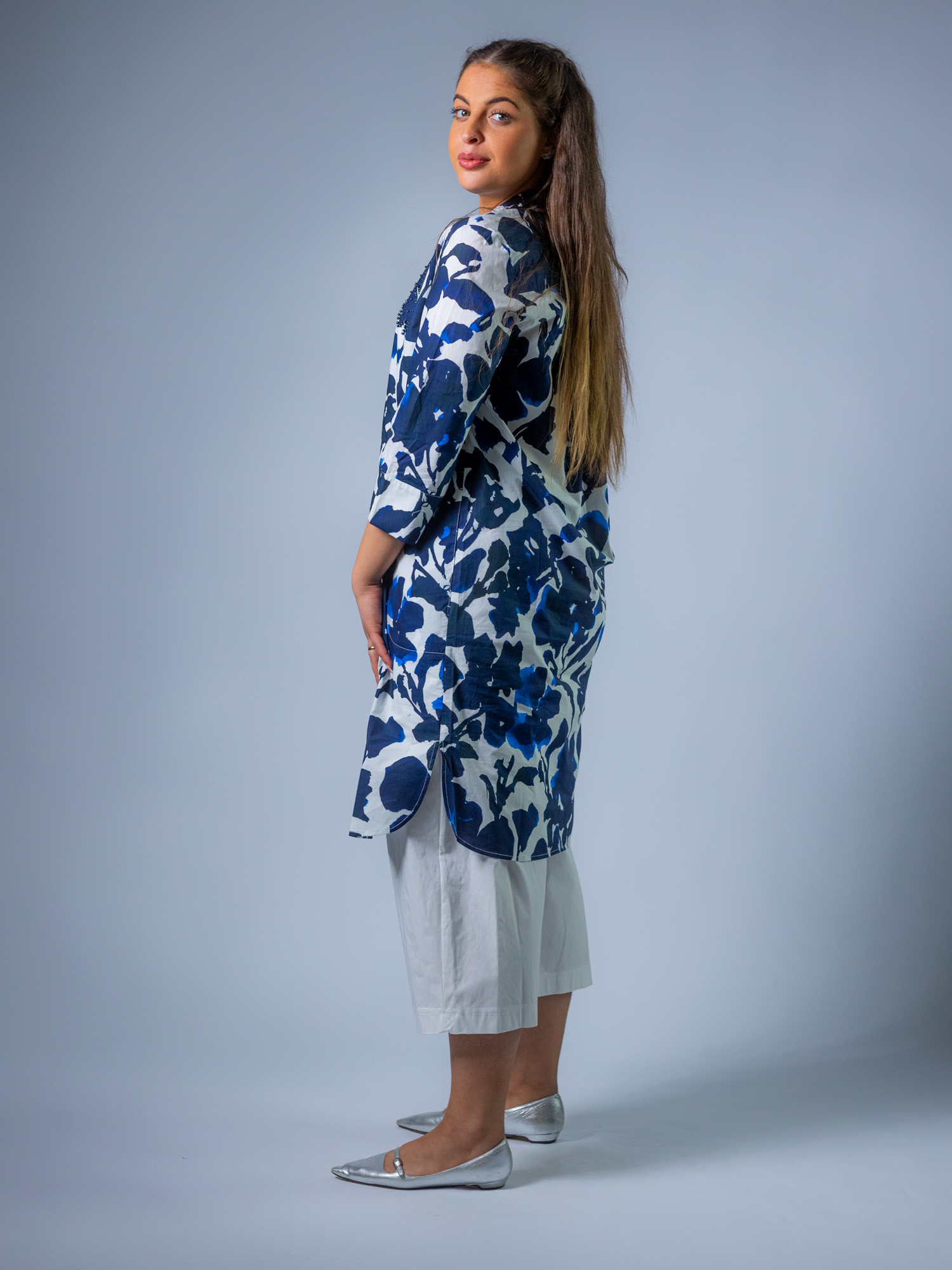 Hemdblusenkleid mit Perlenstickerei – Bild 3