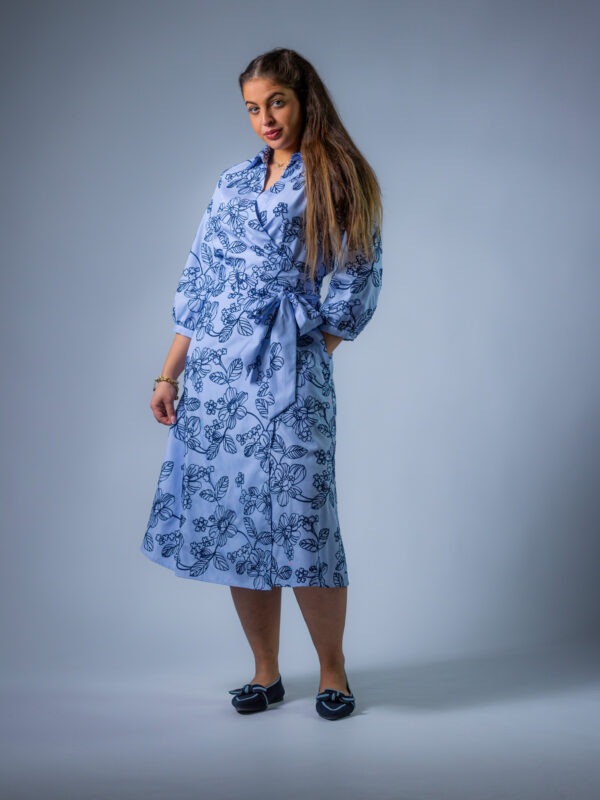 Wickelkleid mit Stickerei